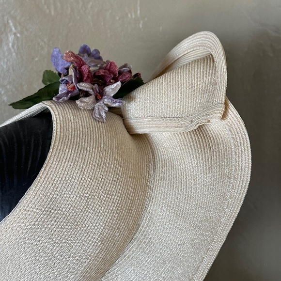 GRACEFUL 1940s\' IVORY STRAW OPEN CROWN HAT WITH FOLDED BRIM & FABRIC FLOWERS main image 6